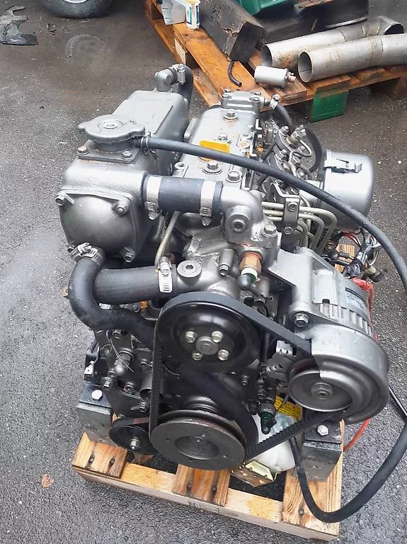 Moteur diesel industriel posé sur une palette en bois.