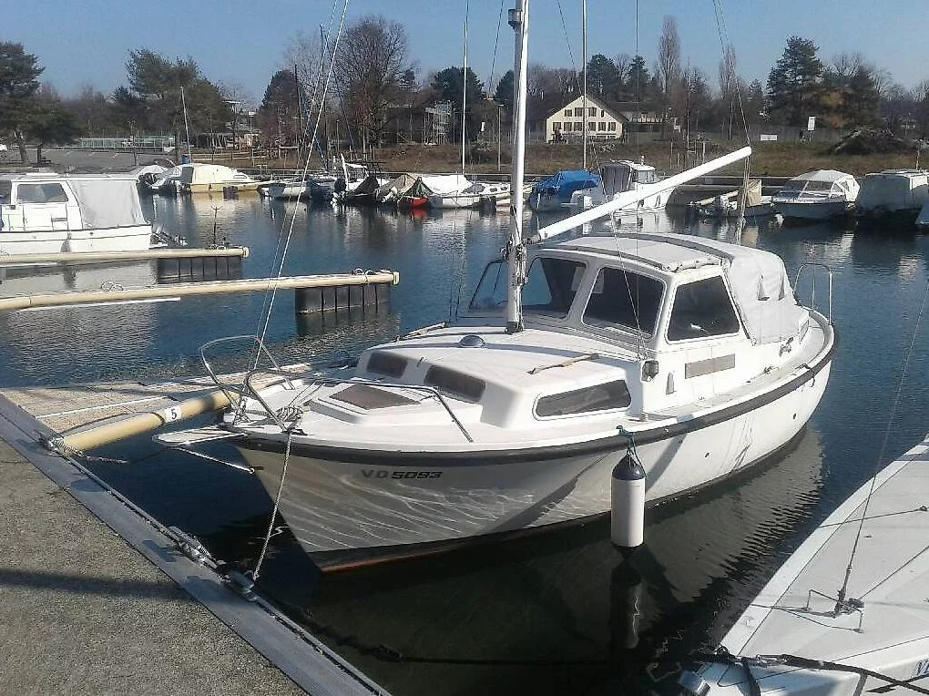 Bateau à moteur amarré dans le port par une journée ensoleillée.