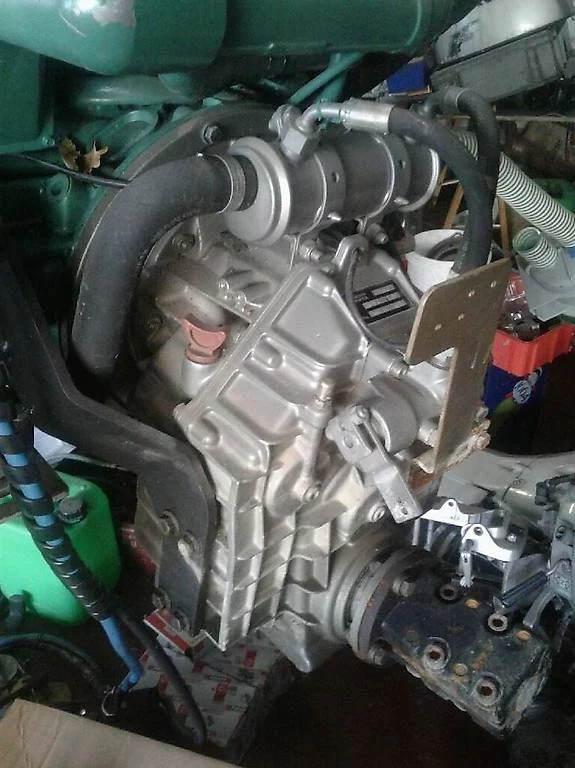 Moteur diesel industriel avec tuyaux et pièces connectées