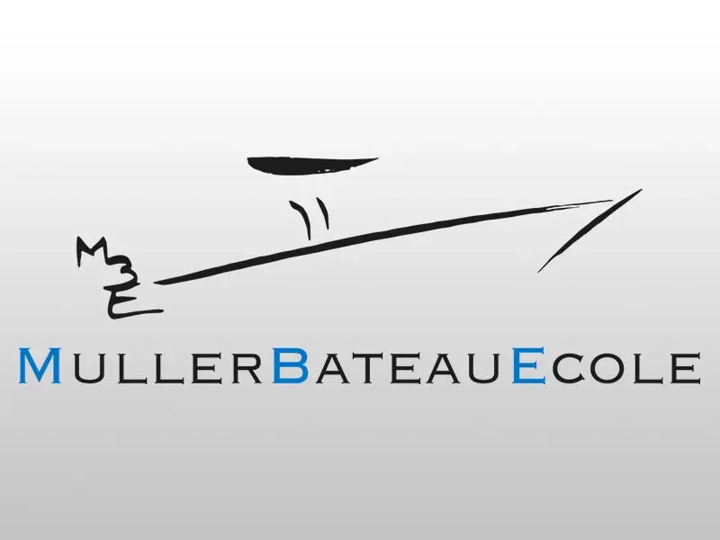 Logo stylisé de Muller Bateau École sur fond gris.