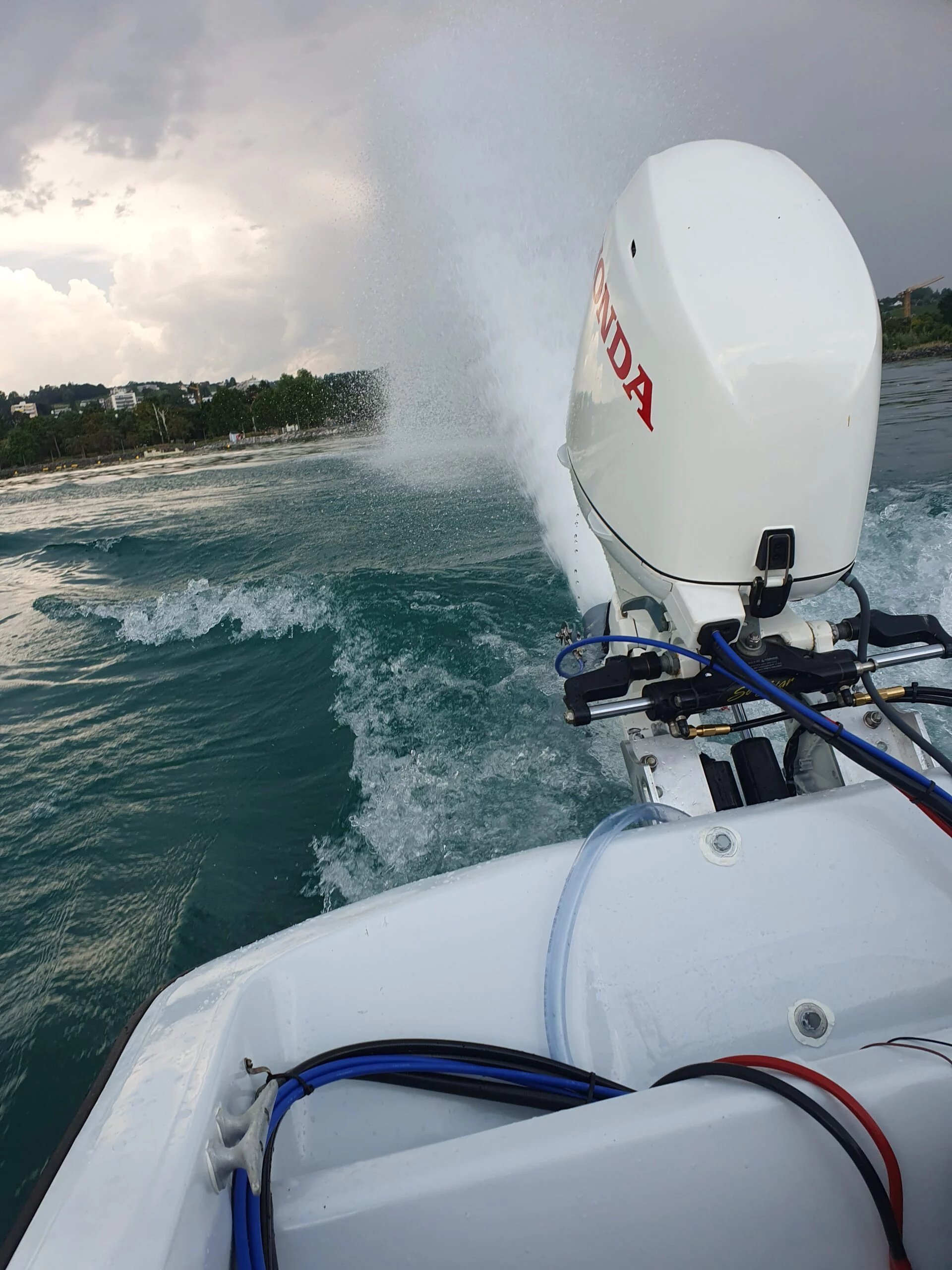 Moteur hors-bord Honda propulsant un bateau sur l'océan houleux