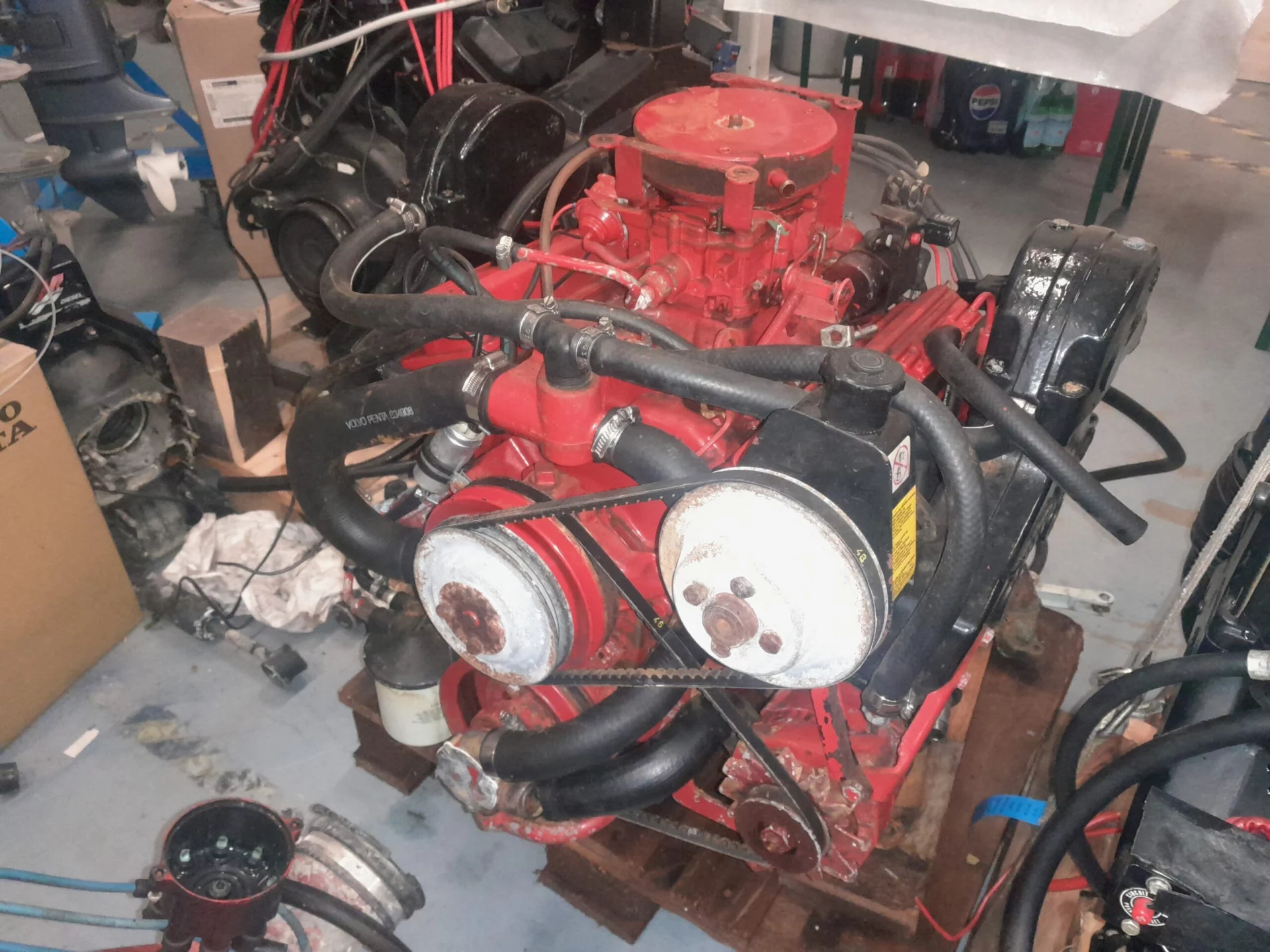 Moteur marin rouge dans un atelier de réparation
