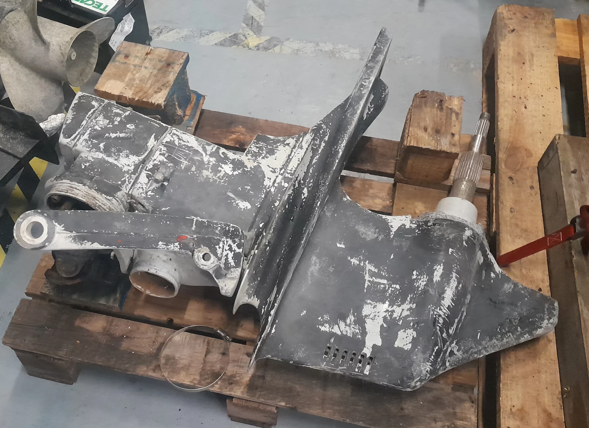 Hélice de bateau usée sur palettes dans un atelier