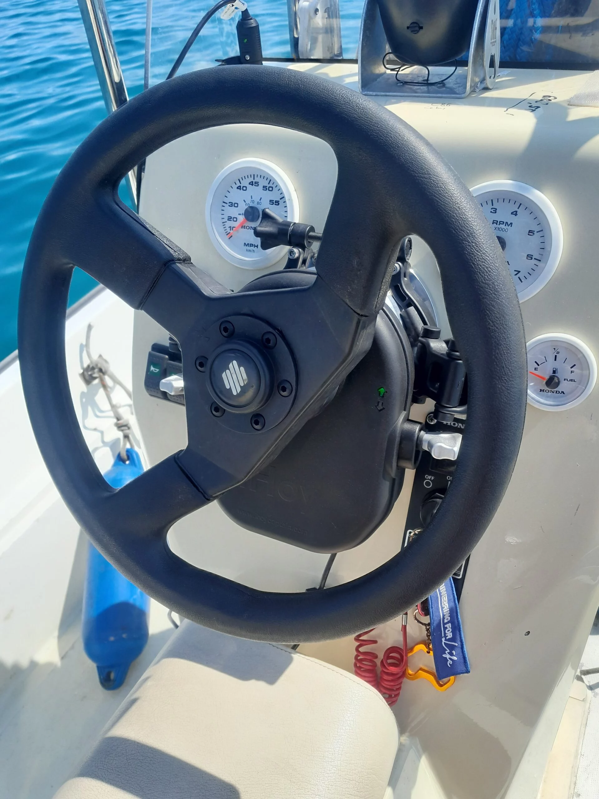 Volant et tableau de bord d'un bateau sur l'eau