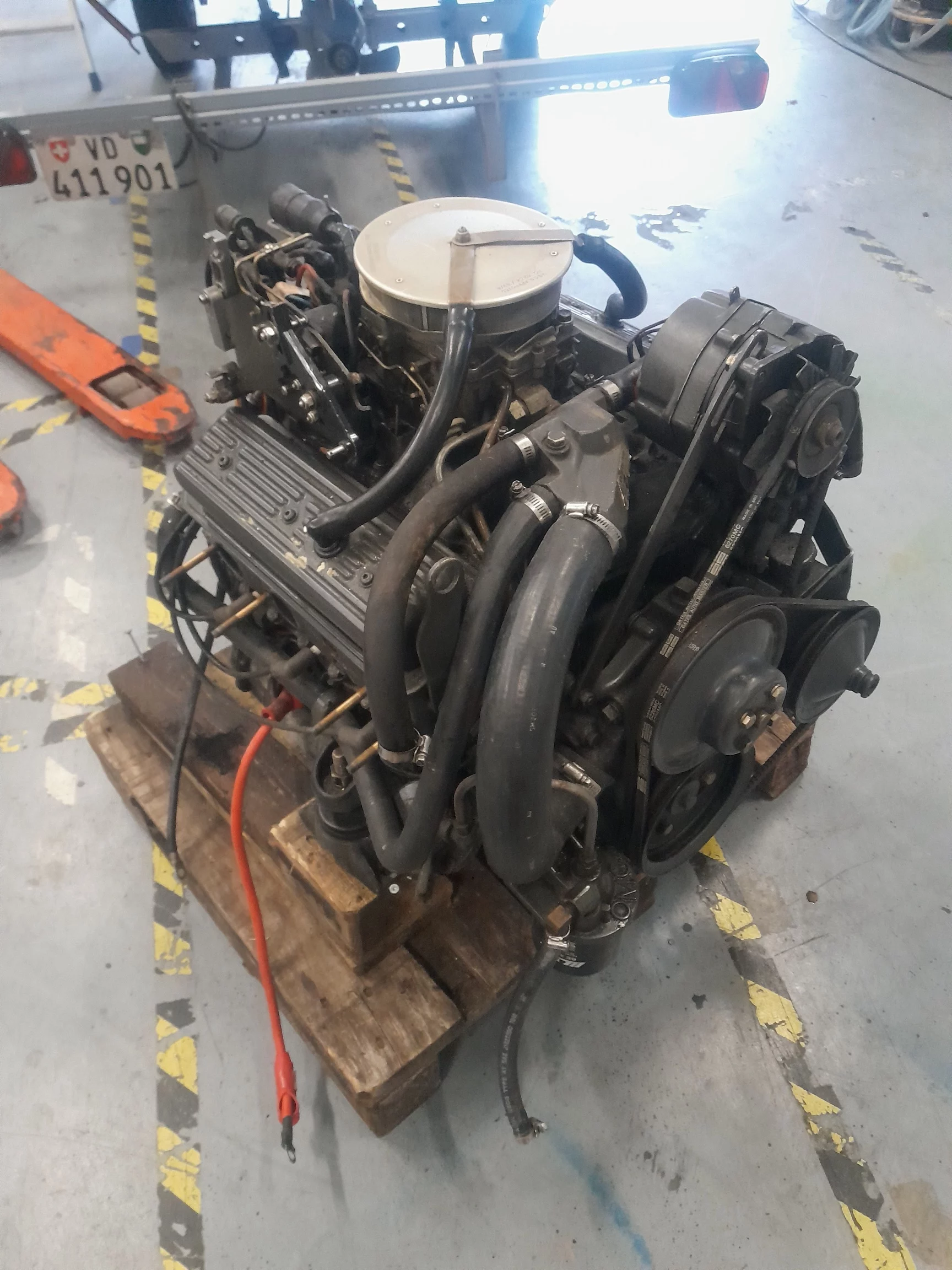 Moteur de bateau sur une palette dans un atelier