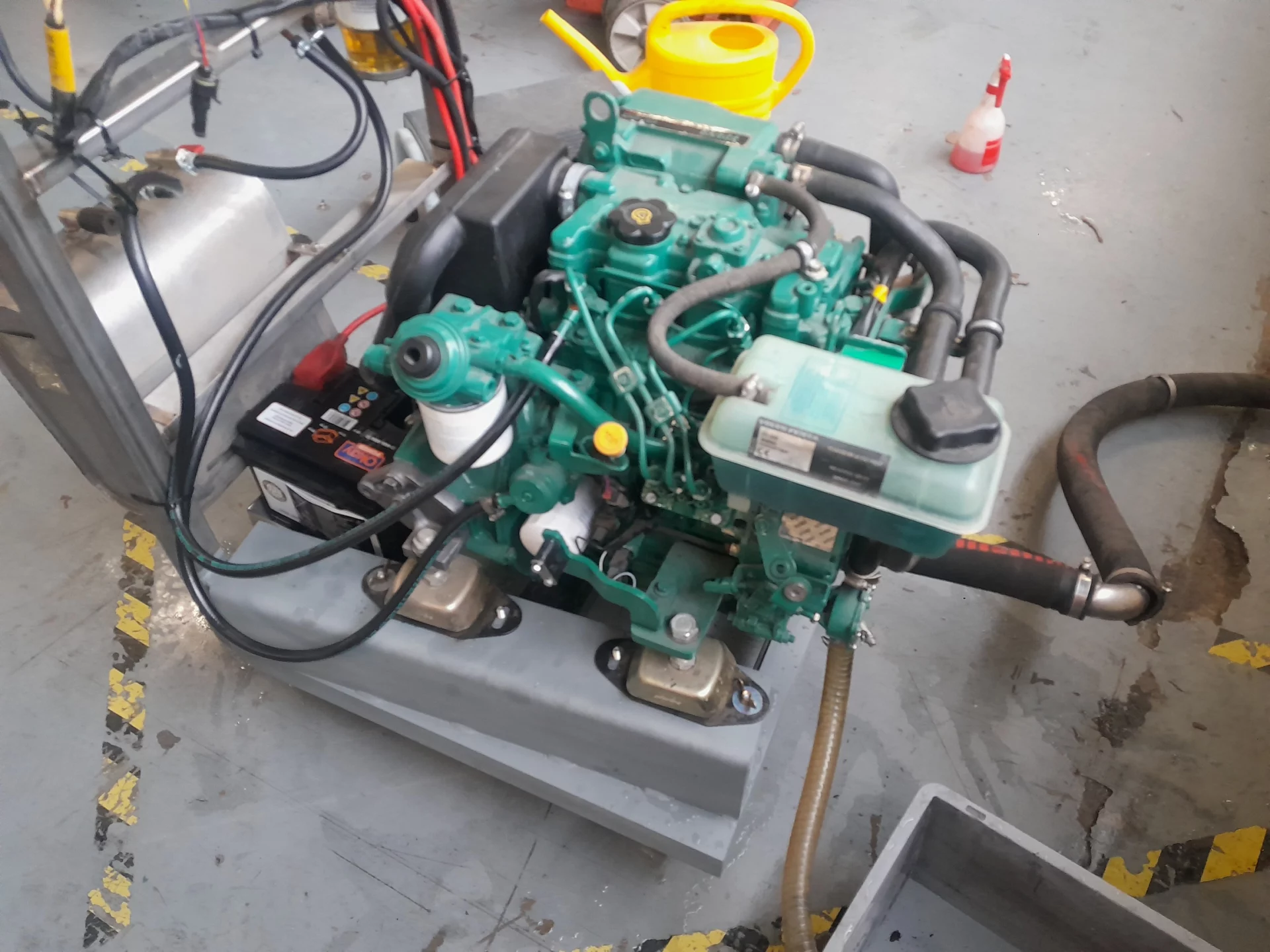 Moteur diesel industriel sur un socle en atelier de maintenance