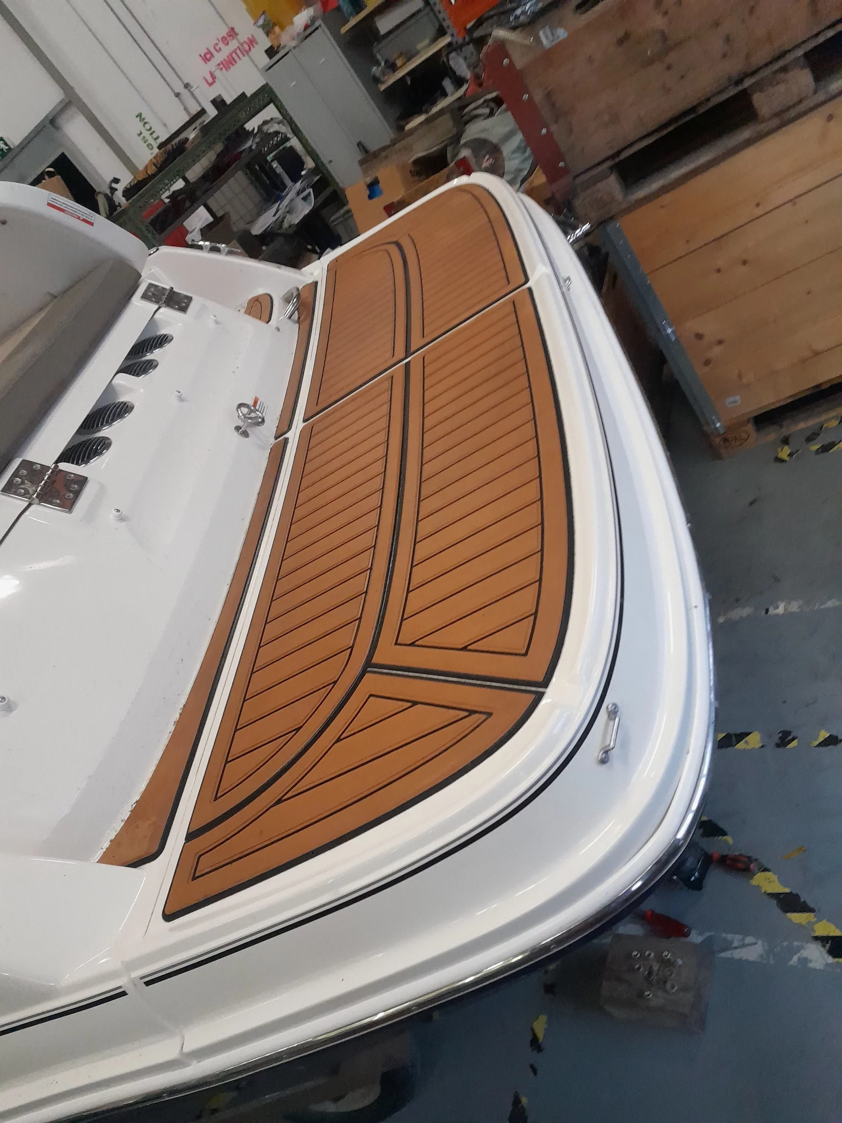plateforme en teck d'un yacht en atelier de réparation