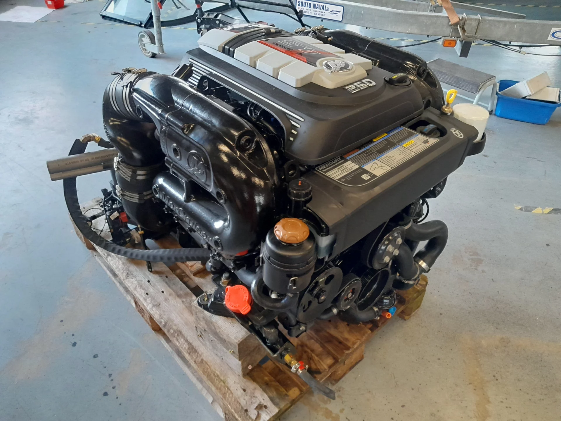 Moteur marin Mercury 250 HP sur une palette dans un atelier.