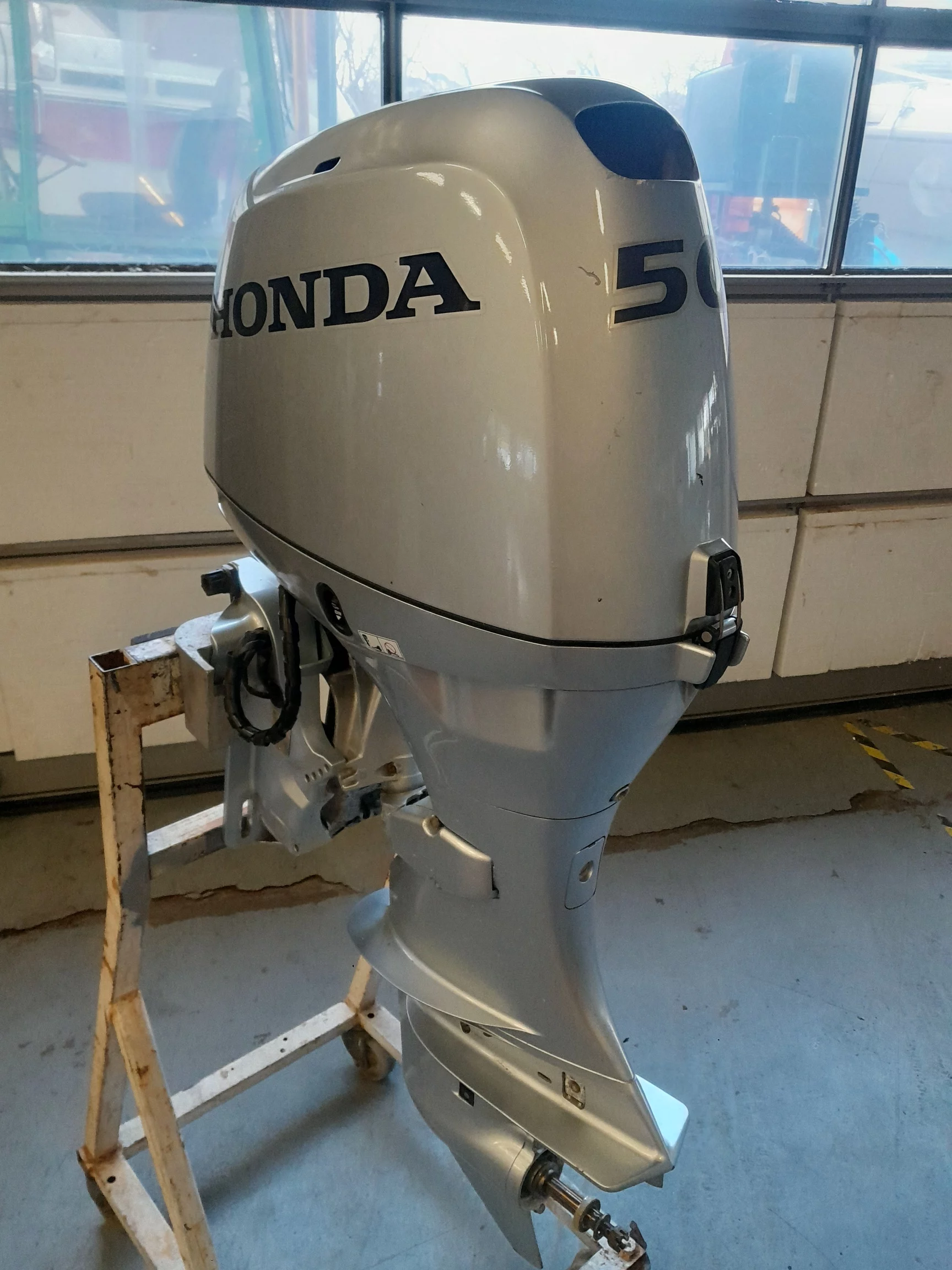 Moteur hors-bord Honda 50HP dans un atelier