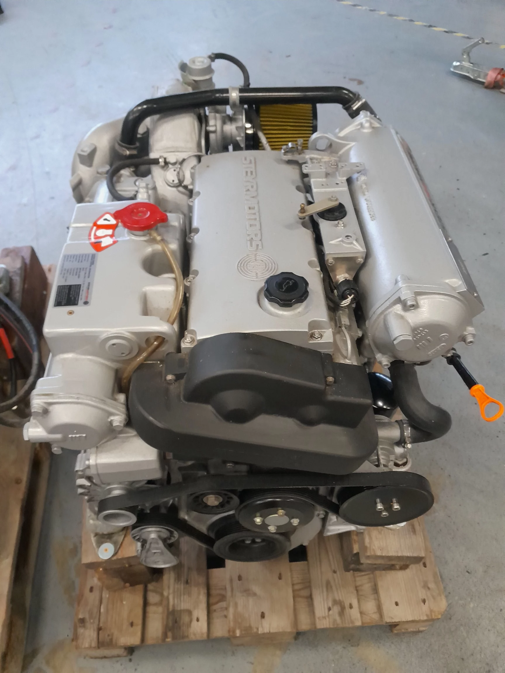 Moteur marin diesel sur une palette en bois dans un atelier