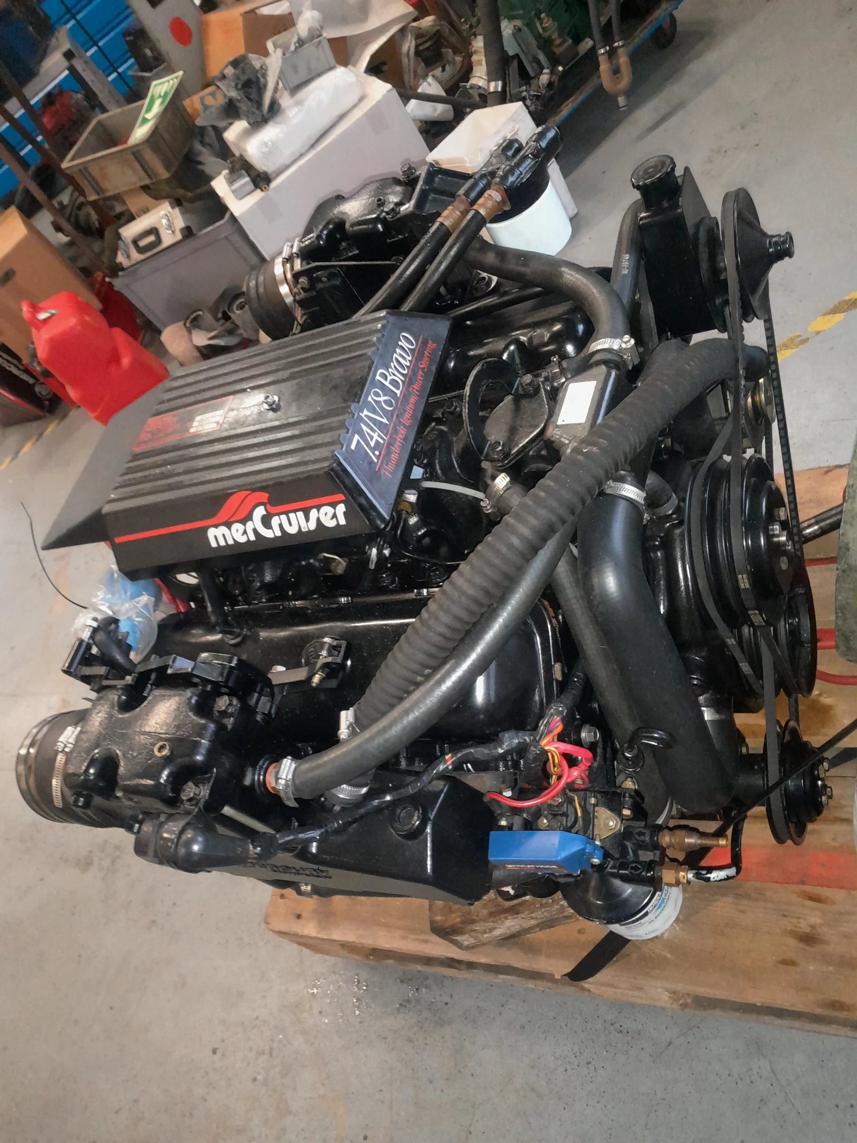 Moteur MerCruiser 7.4L entreposé dans un atelier mécanique.
