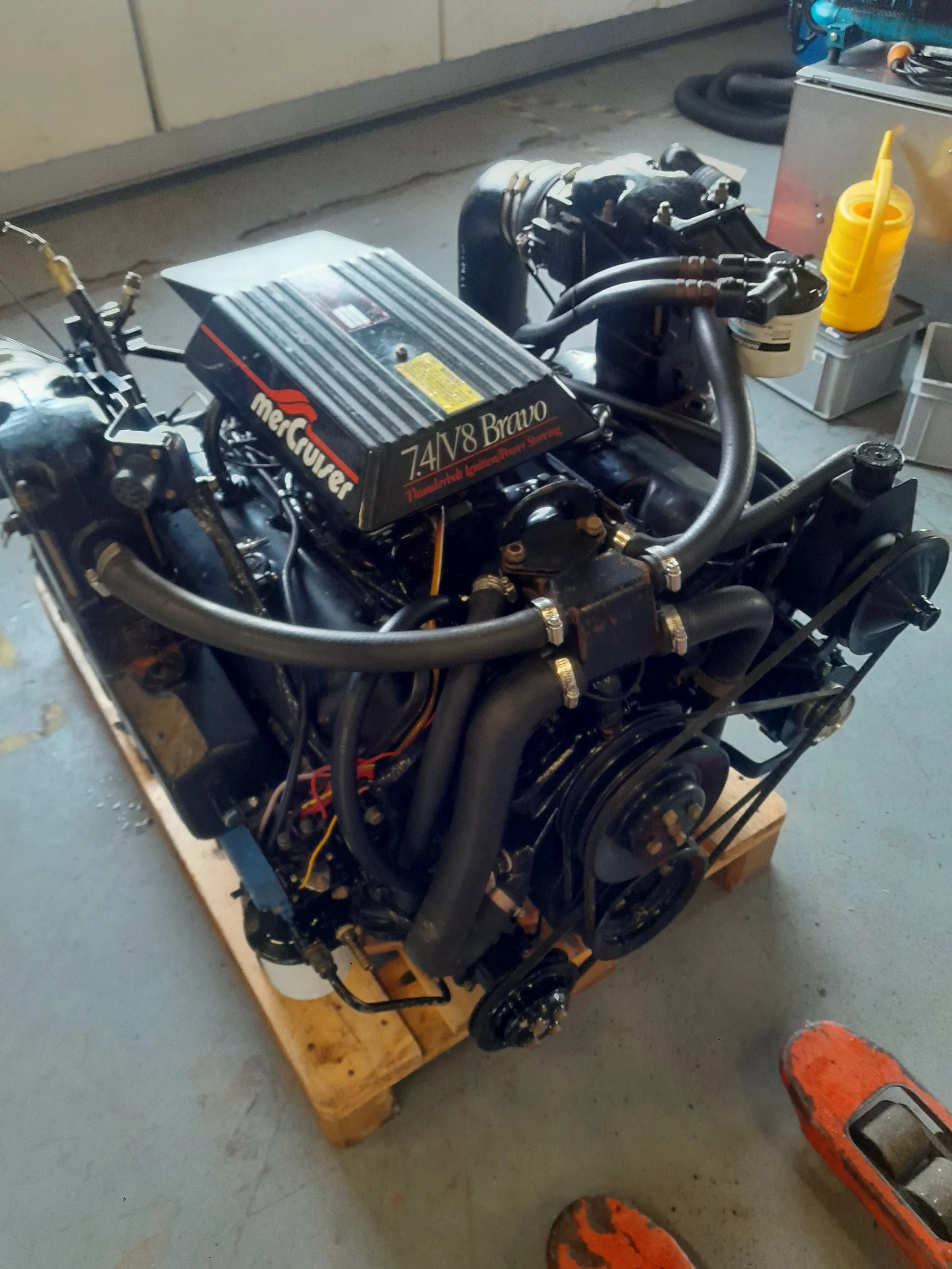 Moteur marin MerCruiser 7.4L V8 sur palette de transport en atelier